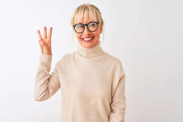 Mujer Mediana Edad Con Jersey Cuello Alto Gafas Sobre Fondo —  Fotos de Stock