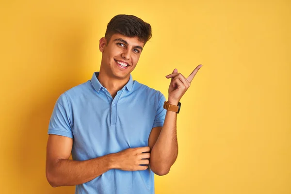 Junger Indischer Mann Blauem Polo Vor Isoliertem Gelben Hintergrund Mit — Stockfoto