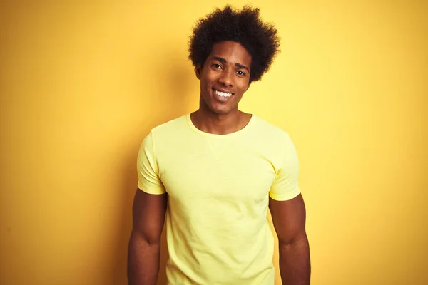 黑头发的非裔美国人穿着T恤 站在孤立的黄色背景上 脸上挂着快乐而清凉的笑容 幸运的人 — 图库照片