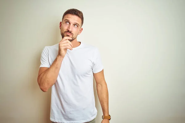 Homem Bonito Jovem Vestindo Casual Shirt Branca Sobre Fundo Isolado — Fotografia de Stock