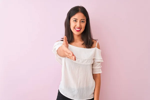 Vacker Kinesisk Kvinna Bär Vit Shirt Stående Över Isolerade Rosa — Stockfoto