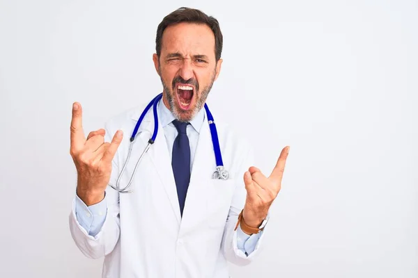 Medelålders Läkare Man Bär Rock Och Stetoskop Står Över Isolerade — Stockfoto