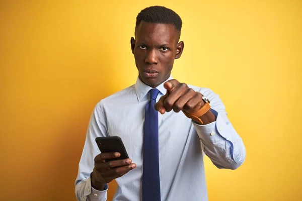 Hombre Negocios Afroamericano Usando Teléfono Inteligente Parado Sobre Fondo Amarillo —  Fotos de Stock