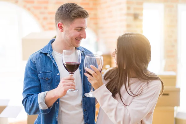 Giovane bella coppia che beve un bicchiere di vino festeggiando movi — Foto Stock