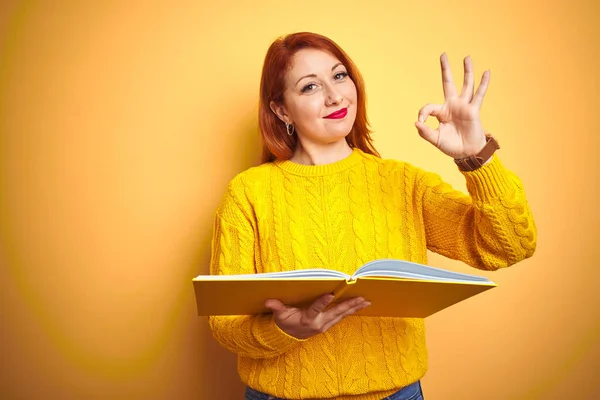 Jovem Estudante Ruiva Leitura Livro Sobre Amarelo Isolado Fundo Fazendo — Fotografia de Stock