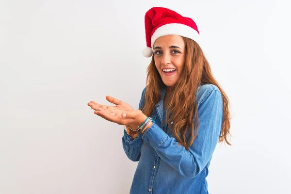 Giovane Bella Rossa Donna Indossa Cappello Natale Sfondo Isolato Puntando — Foto Stock