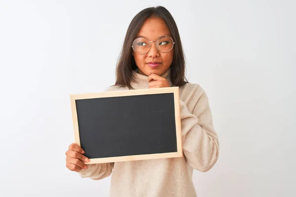 Jonge Chinese Vrouw Draagt Bril Houden Schoolbord Geïsoleerde Witte Achtergrond — Stockfoto