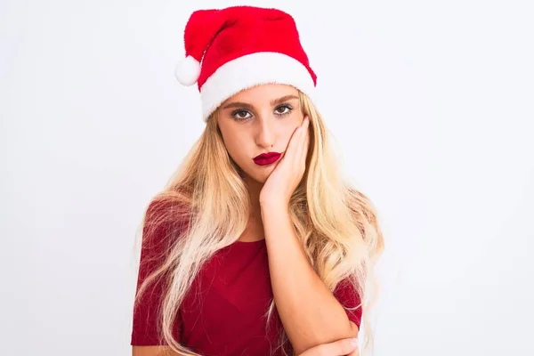 Jonge Mooie Vrouw Dragen Kerstman Hoed Geïsoleerde Witte Achtergrond Denken — Stockfoto