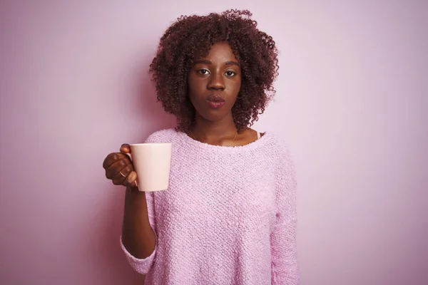 Mladý Africký Afro Žena Drží Šálek Kávy Stojící Nad Izolované — Stock fotografie