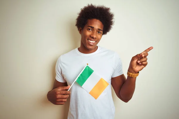 Jovem Afro Americano Segurando Bandeira Irlandesa Sobre Fundo Branco Isolado — Fotografia de Stock