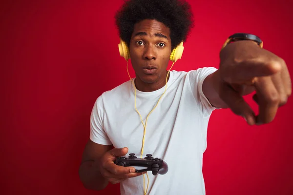 Afro Gamer Man Spelar Spel Med Hjälp Joystick Hörlurar Över — Stockfoto