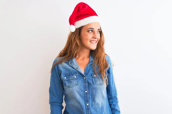 Giovane Bella Rossa Donna Indossa Cappello Natale Sfondo Isolato Guardando — Foto Stock