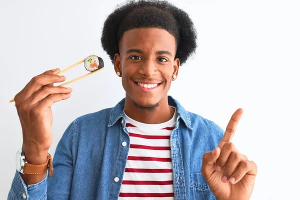 Joven Hombre Afroamericano Comiendo Sushi Usando Palillos Sobre Fondo Blanco — Foto de Stock