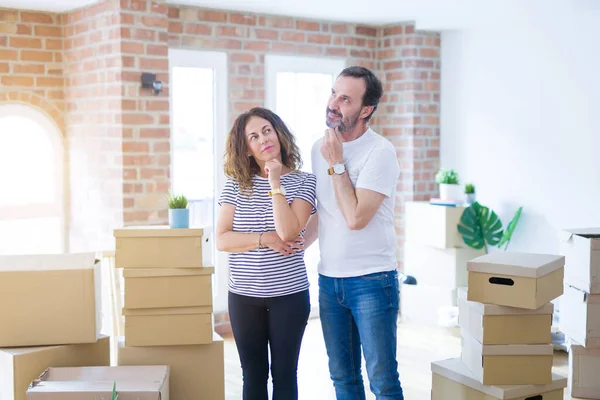 Pareja Mayor Mediana Edad Que Muda Nuevo Hogar Con Cajas — Foto de Stock