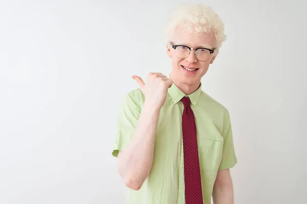 Jovem Albino Empresário Vestindo Camisa Gravata Sobre Fundo Branco Isolado — Fotografia de Stock