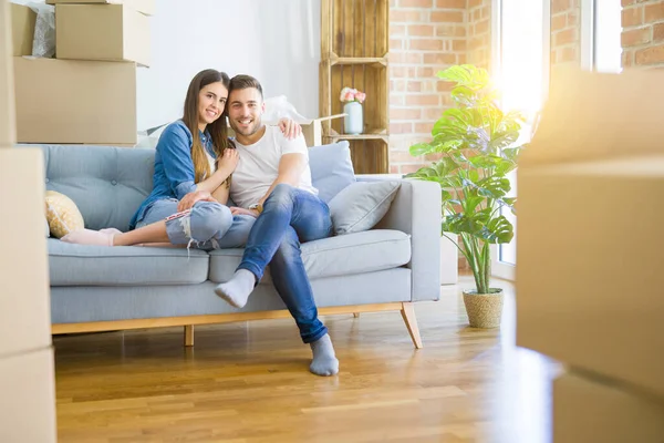 Junges Schönes Paar Entspannt Auf Dem Sofa Schachteln Herum Vor — Stockfoto