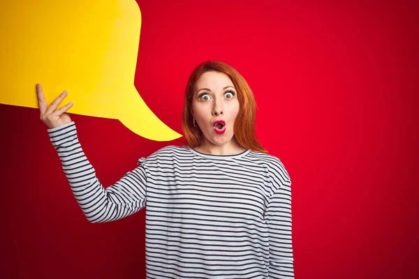 Jovem Bela Ruiva Mulher Segurando Amarelo Discurso Bolha Sobre Vermelho — Fotografia de Stock