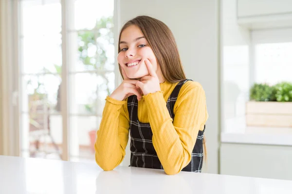 Genç Güzel Sarışın Kız Evde Sarı Süveter Giyiyor Ağzı Açık — Stok fotoğraf
