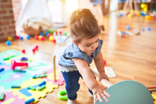 Linda Criança Jogando Pequena Mesa Jardim Infância — Fotografia de Stock