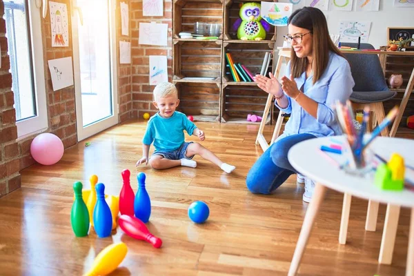 Giovane Bambino Caucasico Che Gioca Scuola Con Insegnante Madre Figlio — Foto Stock