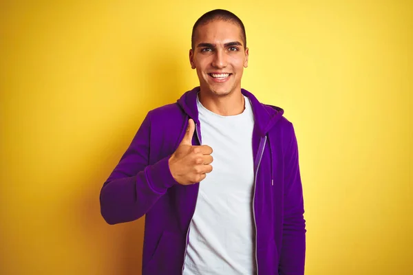 Joven Hombre Guapo Con Sudadera Púrpura Sobre Fondo Aislado Amarillo —  Fotos de Stock