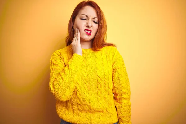 Schöne Rothaarige Frau Winterpullover Die Vor Isoliertem Gelben Hintergrund Steht — Stockfoto