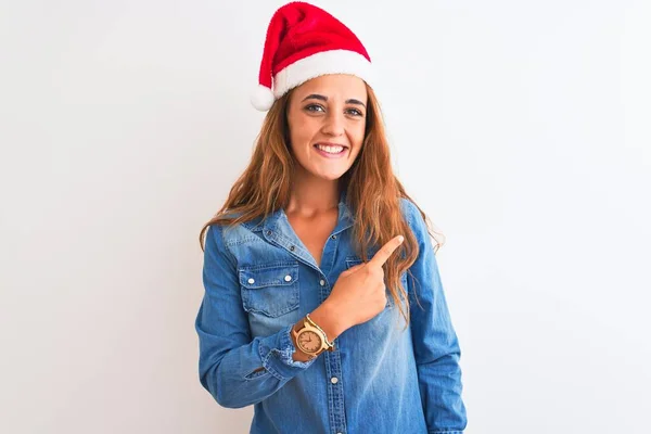 Jonge Mooie Roodharige Vrouw Draagt Kerstmuts Geïsoleerde Achtergrond Vrolijk Met — Stockfoto