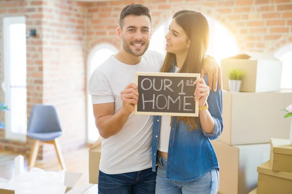 Hermosa Pareja Joven Que Muda Una Nueva Casa Sonriendo Muy — Foto de Stock