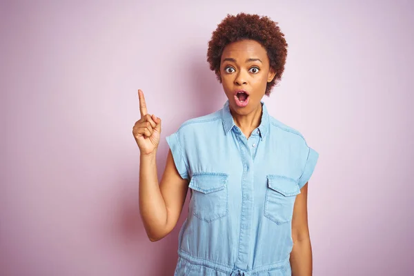 Jovem Mulher Americana Africana Bonita Com Cabelo Afro Sobre Fundo — Fotografia de Stock