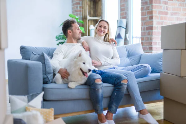 Joven Hermosa Pareja Con Perro Sentado Sofá Nuevo Hogar Alrededor — Foto de Stock