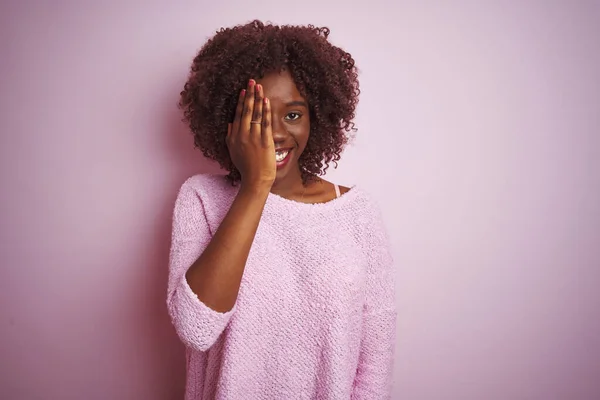 Fiatal Afrikai Afro Visel Pulóver Felett Álló Elszigetelt Rózsaszín Háttér — Stock Fotó