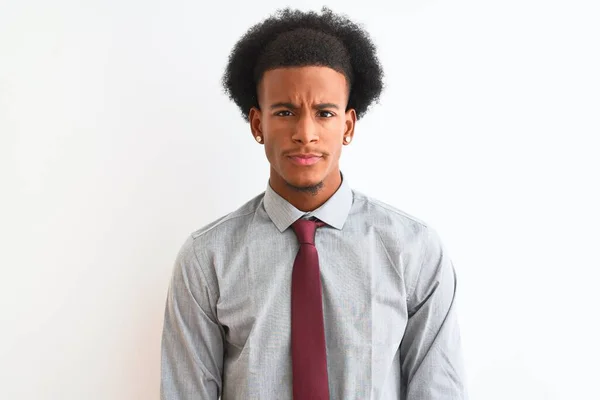 Junger Afrikanisch Amerikanischer Geschäftsmann Mit Krawatte Steht Skeptisch Und Nervös — Stockfoto