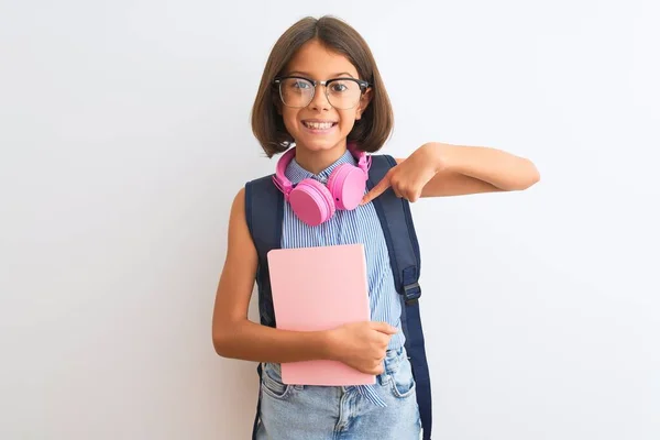 Studentin Kind Mädchen Trägt Rucksack Brille Buch Kopfhörer Über Isolierten — Stockfoto