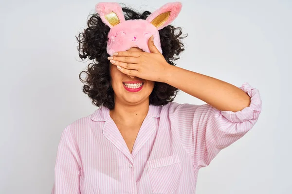 Donna Araba Con Capelli Ricci Che Indossa Pigiama Maschera Del — Foto Stock