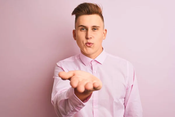 Joven Hombre Negocios Guapo Con Camisa Elegante Pie Sobre Fondo —  Fotos de Stock