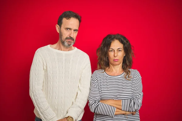 Belo Casal Meia Idade Vestindo Camisola Inverno Sobre Fundo Vermelho — Fotografia de Stock