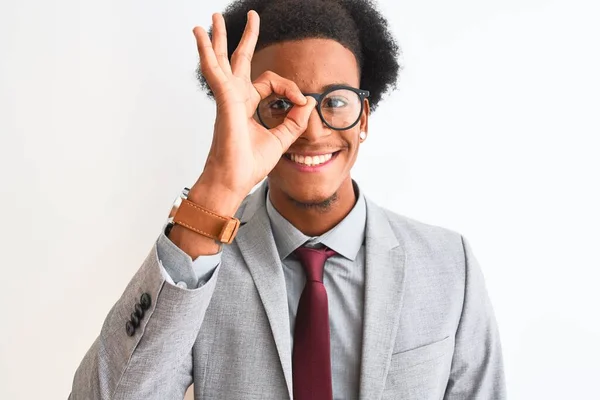 Junger Afrikanisch Amerikanischer Geschäftsmann Mit Dollars Vor Isoliertem Weißem Hintergrund — Stockfoto