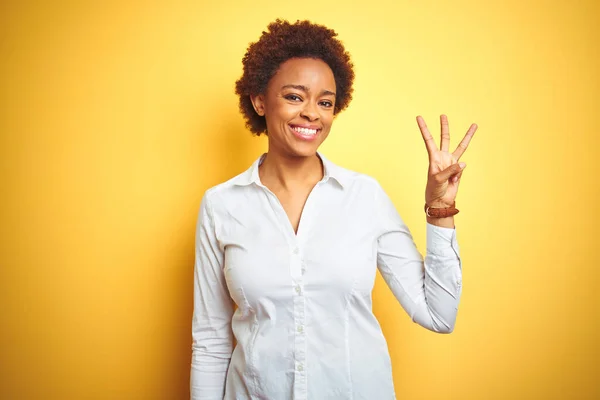 African American Business Woman Isolated Yellow Background Showing Pointing Fingers — Stock Photo, Image