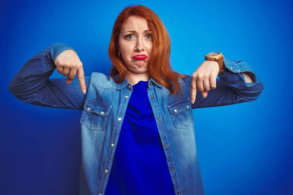 Genç Güzel Kızıl Saçlı Bir Kadın Mavi Izole Edilmiş Arka — Stok fotoğraf