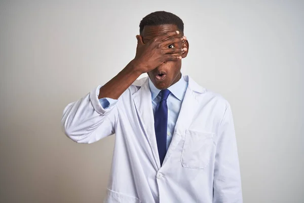 Νεαρός Αφροαμερικάνος Γιατρός Παλτό Στέκεται Πάνω Από Απομονωμένο Λευκό Φόντο — Φωτογραφία Αρχείου