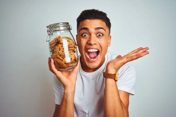 Jonge Braziliaanse Man Met Een Pot Koekjes Die Een Geïsoleerde — Stockfoto