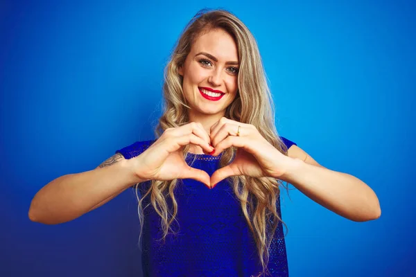 Joven Hermosa Mujer Pie Sobre Fondo Azul Aislado Sonriendo Amor — Foto de Stock