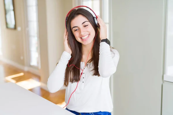Hermosa mujer joven con auriculares escuchando música, enj — Foto de Stock