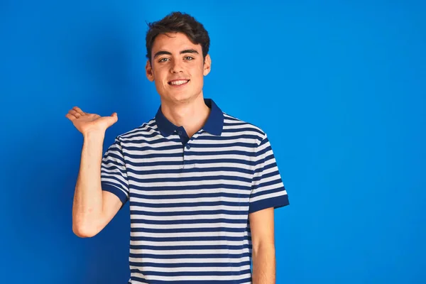 Mavi Izole Edilmiş Arka Planda Sıradan Tişörtler Giyen Genç Bir — Stok fotoğraf