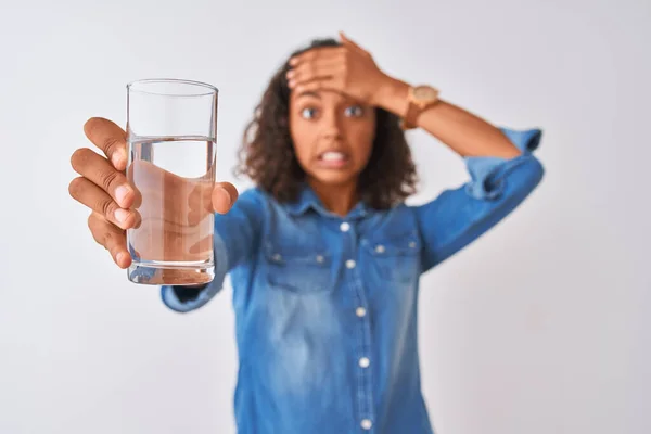 Mujer Brasileña Joven Sosteniendo Vaso Agua Pie Sobre Fondo Blanco — Foto de Stock