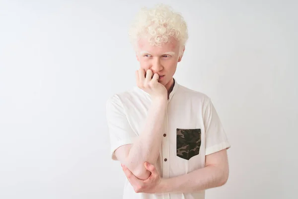 Młody Blondyn Albinos Ubrany Luźną Koszulę Stojący Nad Białym Tłem — Zdjęcie stockowe