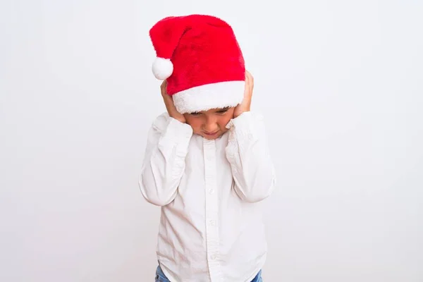 Красивый Мальчик Рождественской Шляпе Санта Стоит Изолированном Белом Фоне Рукой — стоковое фото