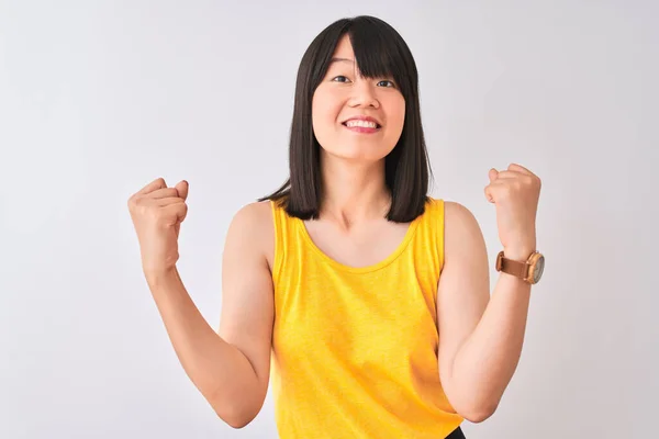 Jovem Mulher Chinesa Bonita Vestindo Camiseta Amarela Sobre Fundo Branco — Fotografia de Stock