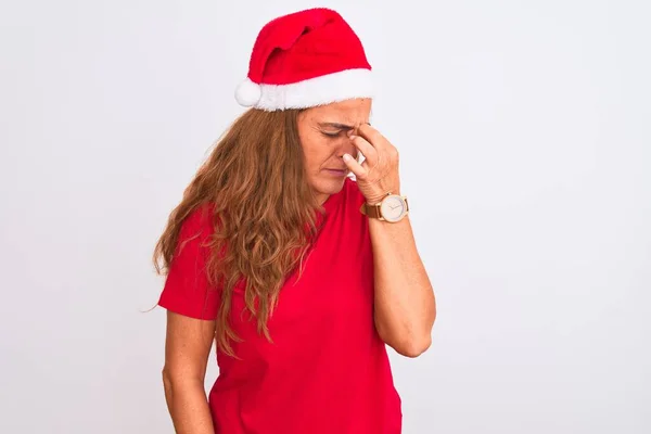 Middelbare Leeftijd Volwassen Vrouw Dragen Kerstmuts Geïsoleerde Achtergrond Moe Wrijven — Stockfoto