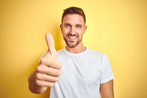 Joven Hombre Guapo Con Camiseta Blanca Casual Sobre Fondo Aislado — Foto de Stock